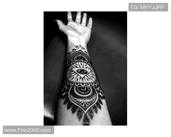 足球明星独特纹身与眼睛特写展示个性魅力与运动精神